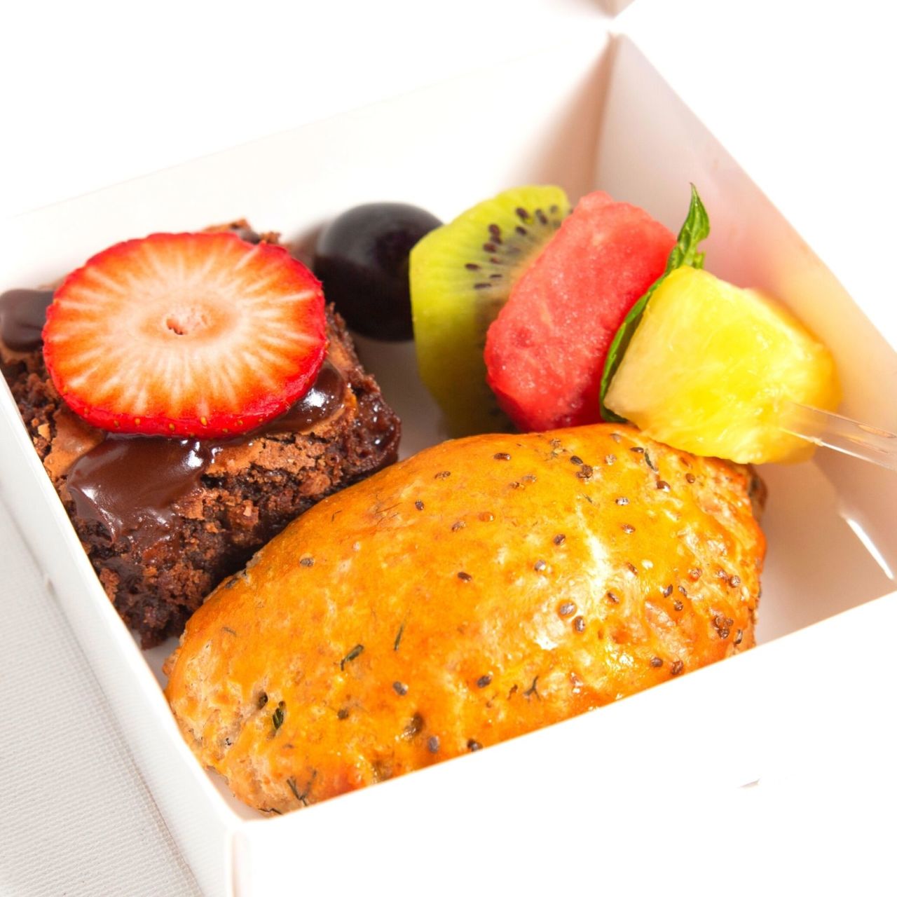 Toplantılık İkram Kutusu - Mini Poğaça, Mini Çilekli Brownie, Mini Meyve Şiş - Bir (1) Kişilik Kutu