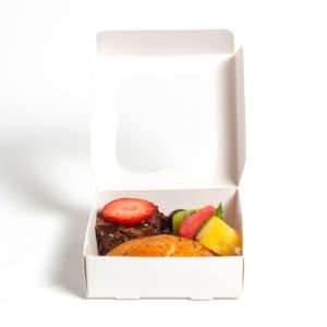 Toplantılık İkram Kutusu - Mini Poğaça, Mini Çilekli Brownie, Mini Meyve Şiş - Bir (1) Kişilik Kutu